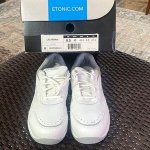 Men’s Etonic lite Walkers never worn new in box size 9.5 wide white